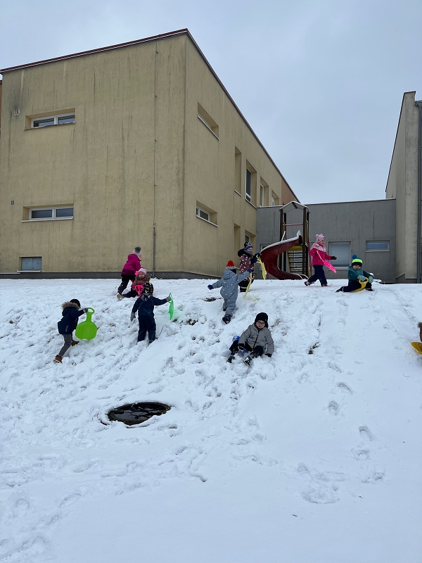 Broučci si užívají sněhové nadílky