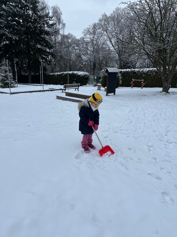 Broučci si užívají sněhové nadílky