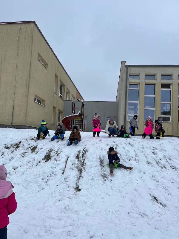 Broučci si užívají sněhové nadílky