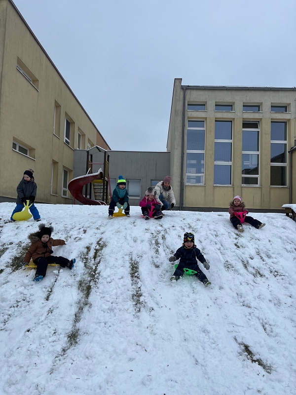 Broučci si užívají sněhové nadílky