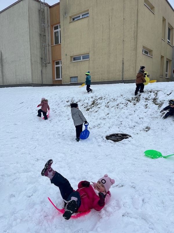 Broučci si užívají sněhové nadílky