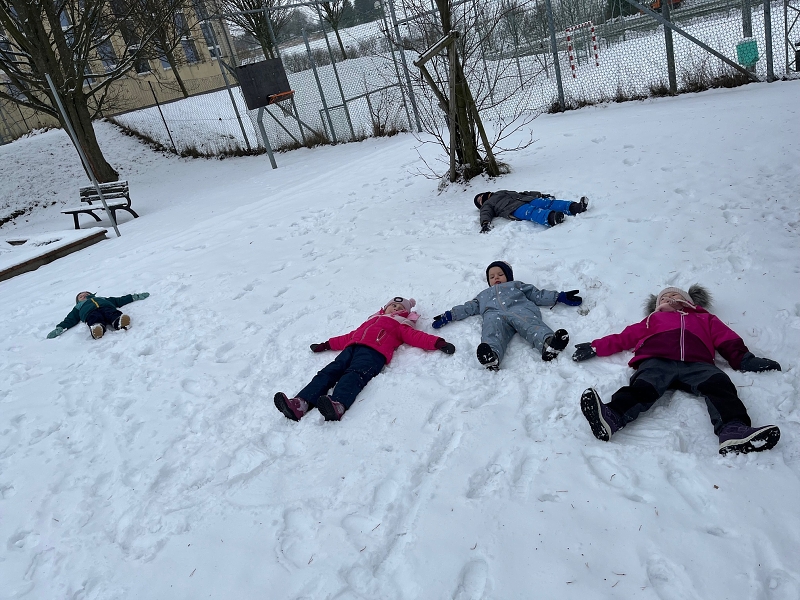 Broučci si užívají sněhové nadílky