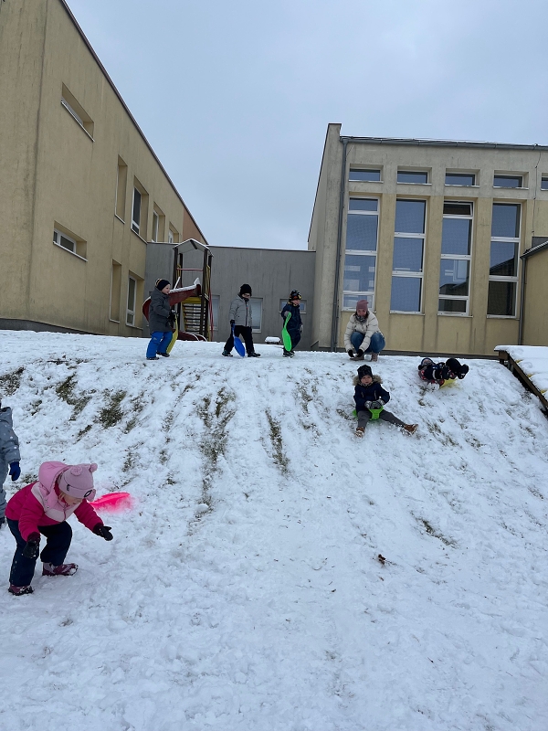 Broučci si užívají sněhové nadílky