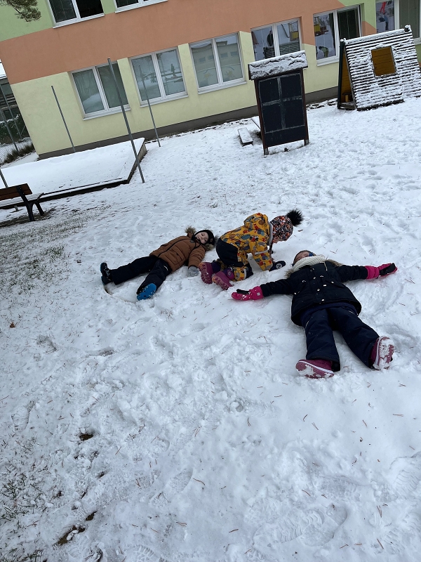 Broučci si užívají sněhové nadílky