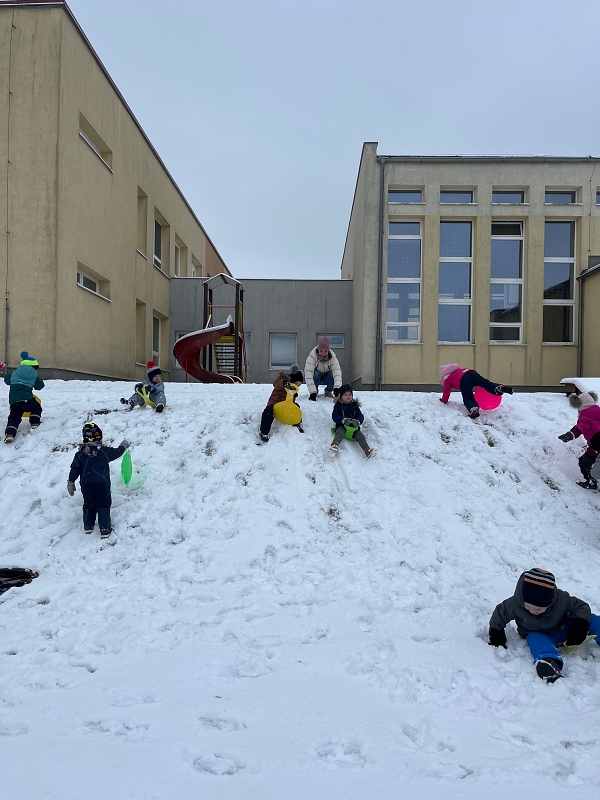 Broučci si užívají sněhové nadílky