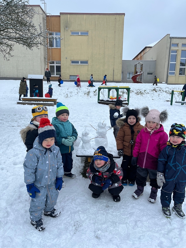 Broučci si užívají sněhové nadílky