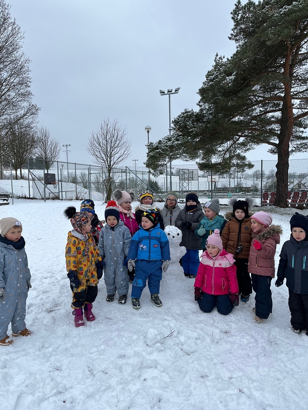 Broučci si užívají sněhové nadílky