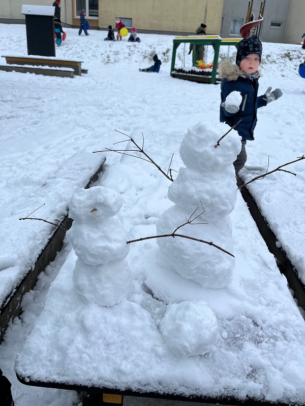 Broučci si užívají sněhové nadílky