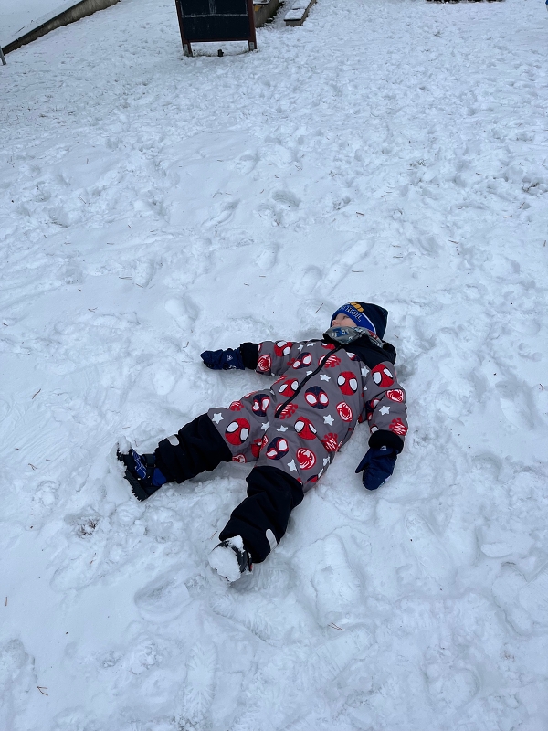 Broučci si užívají sněhové nadílky