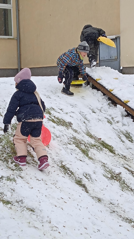 Hrátky na sněhu - Opičky