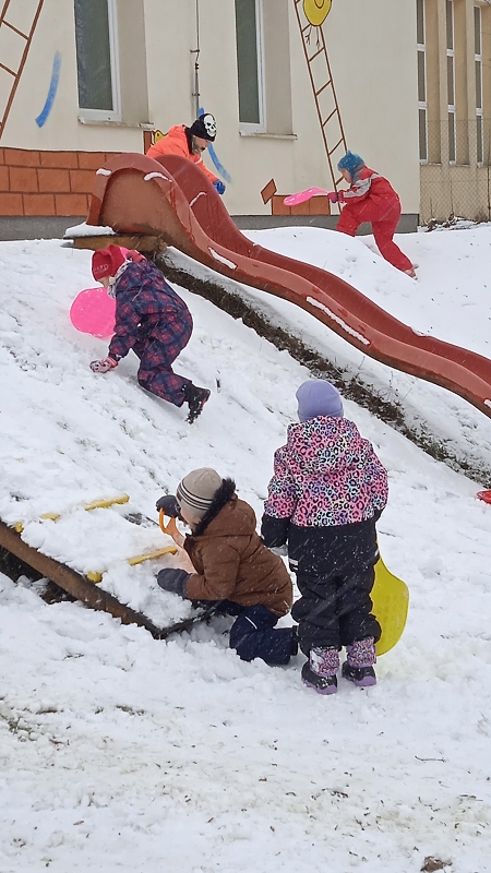 Hrátky na sněhu - Opičky