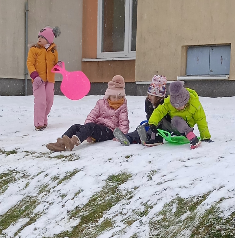Hrátky na sněhu - Opičky