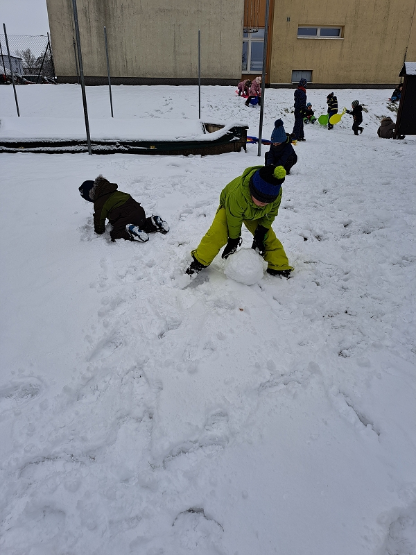 Hrátky se sněhem s dětmi z Veverek