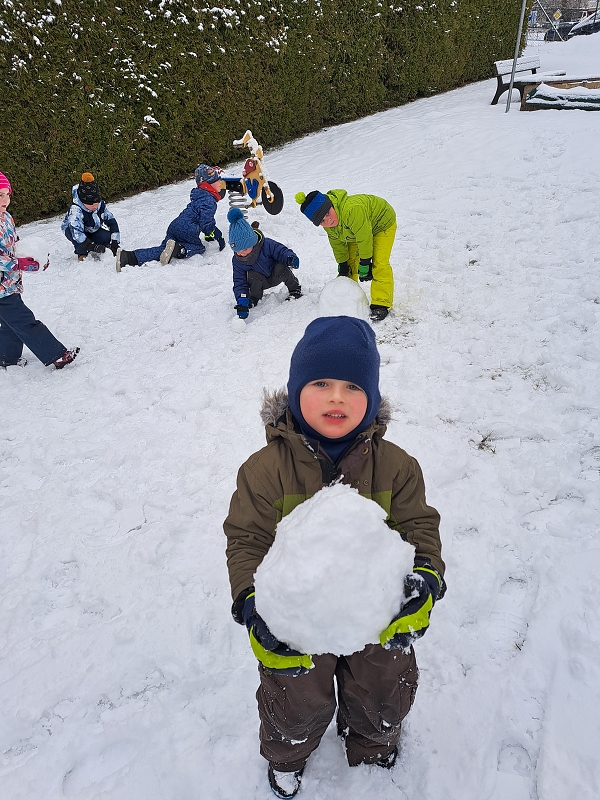 Hrátky se sněhem s dětmi z Veverek