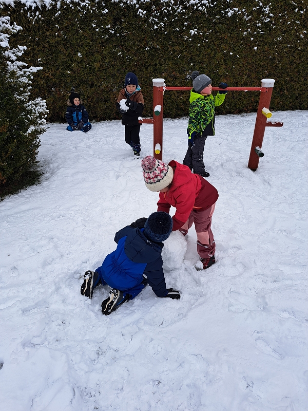 Hrátky se sněhem s dětmi z Veverek