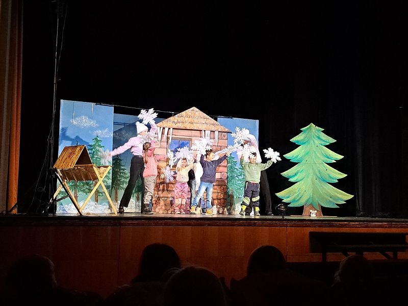 Děti z MŠ Pohádka součástí divadelního představení