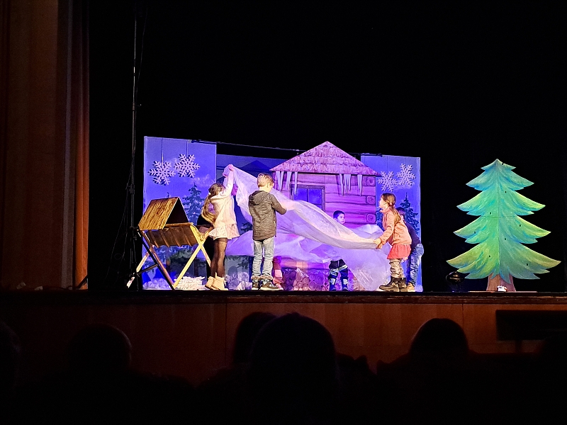 Děti z MŠ Pohádka součástí divadelního představení