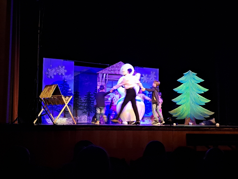 Děti z MŠ Pohádka součástí divadelního představení