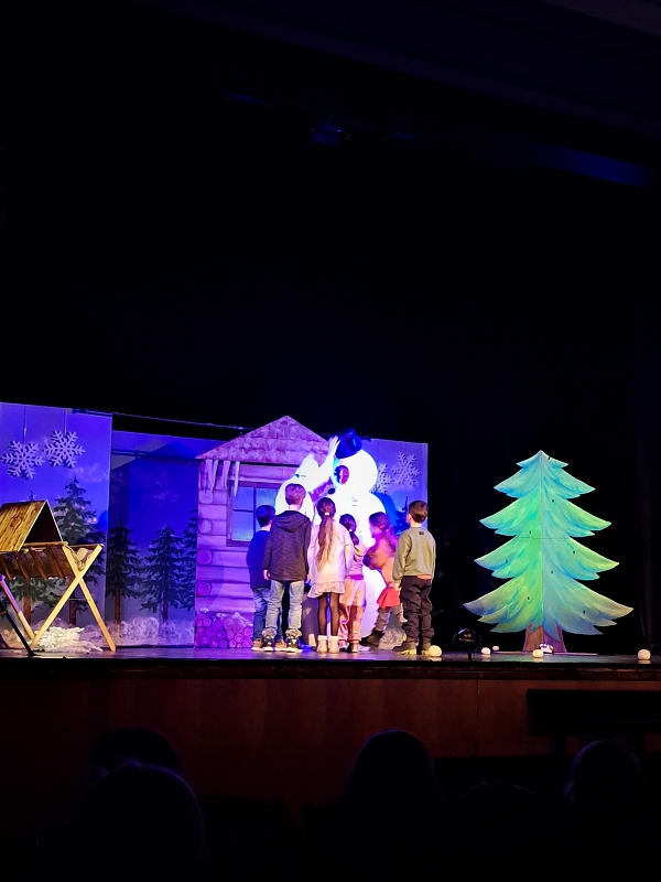 Děti z MŠ Pohádka součástí divadelního představení