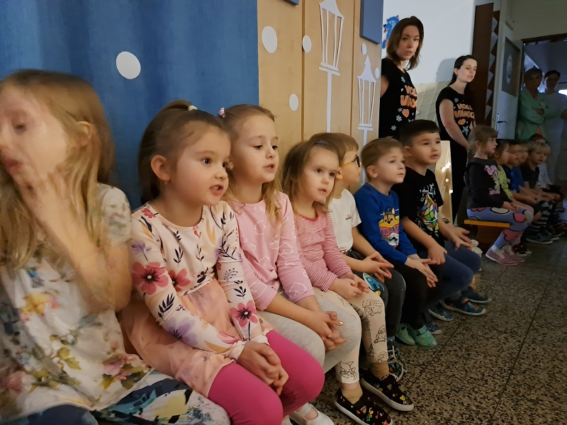 Vánoční zpívání na schodech