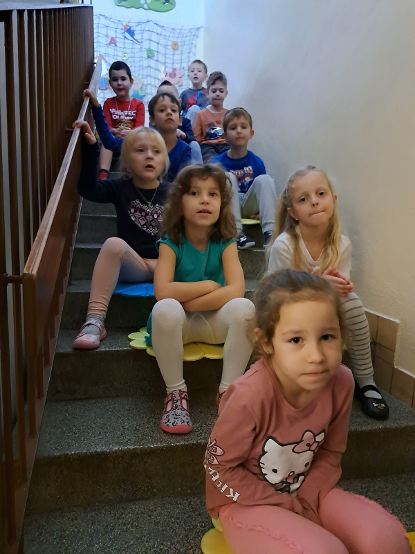 Vánoční zpívání na schodech