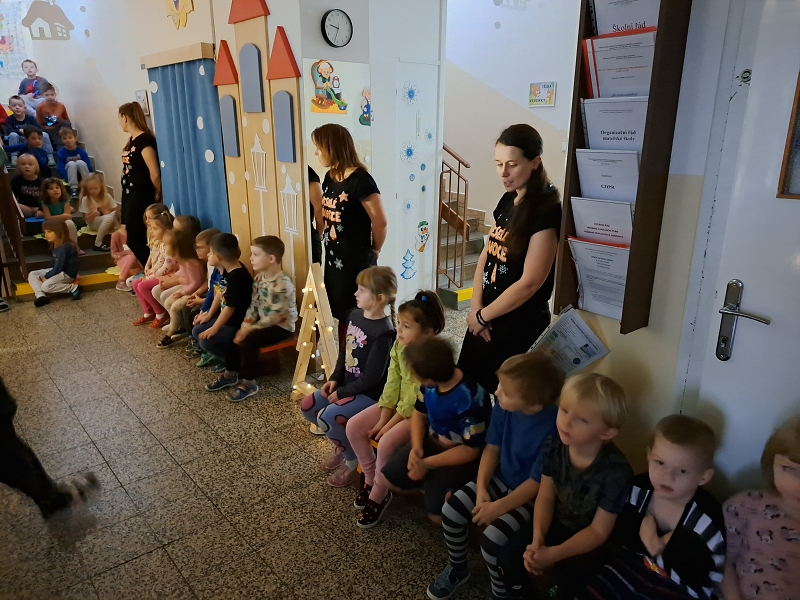 Vánoční zpívání na schodech