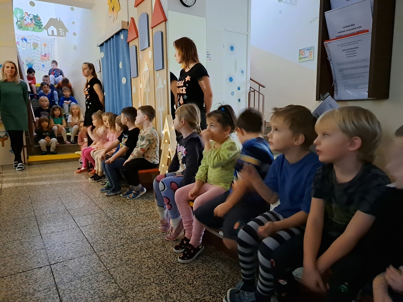 Vánoční zpívání na schodech