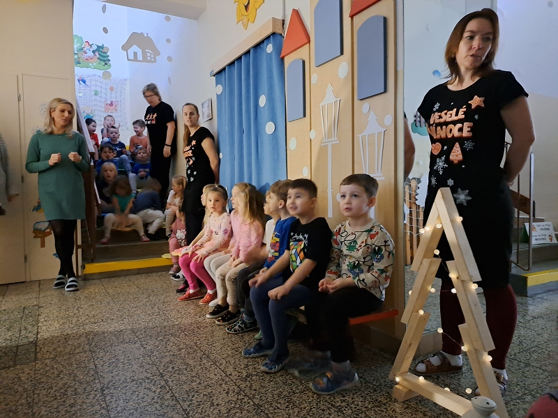 Vánoční zpívání na schodech