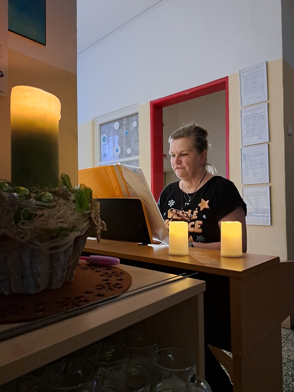 Vánoční zpívání na schodech