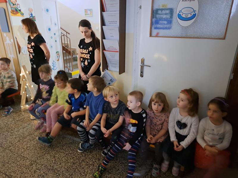 Vánoční zpívání na schodech