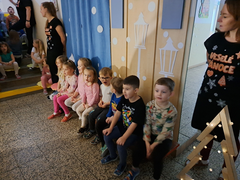 Vánoční zpívání na schodech