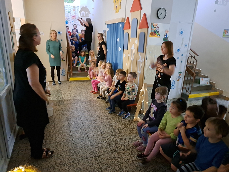 Vánoční zpívání na schodech