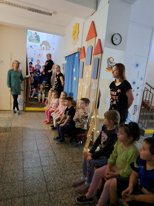 Vánoční zpívání na schodech