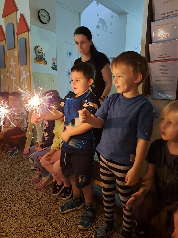 Vánoční zpívání na schodech