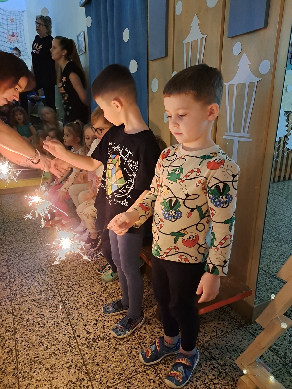 Vánoční zpívání na schodech