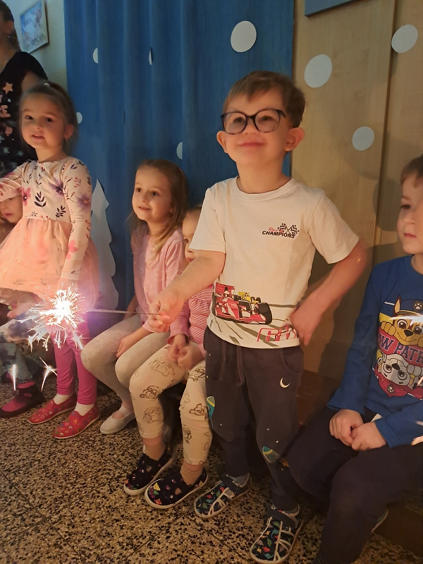 Vánoční zpívání na schodech