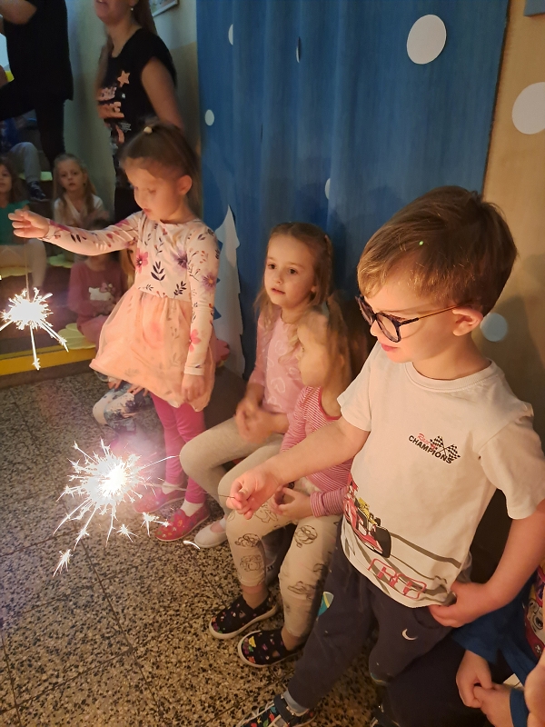 Vánoční zpívání na schodech