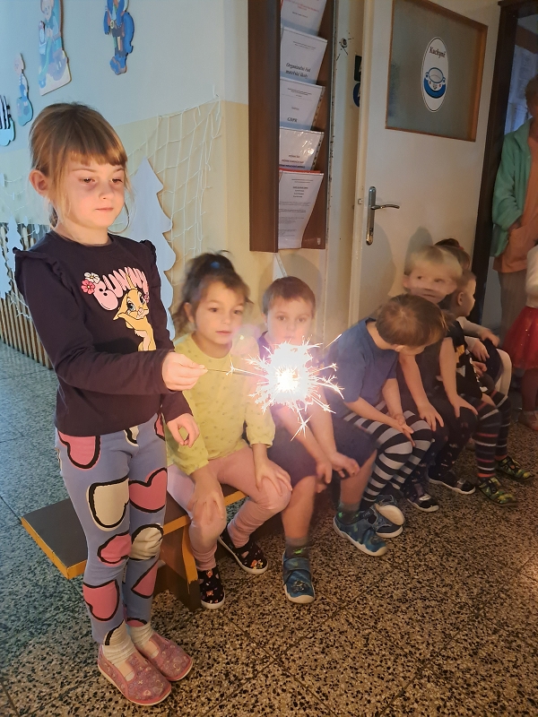 Vánoční zpívání na schodech