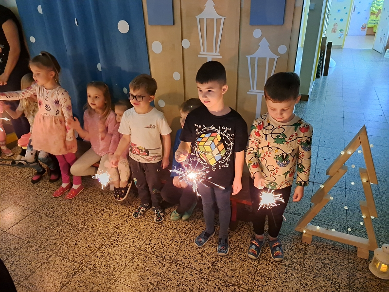 Vánoční zpívání na schodech