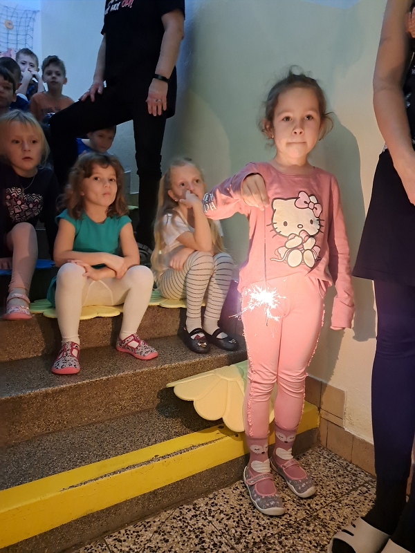 Vánoční zpívání na schodech