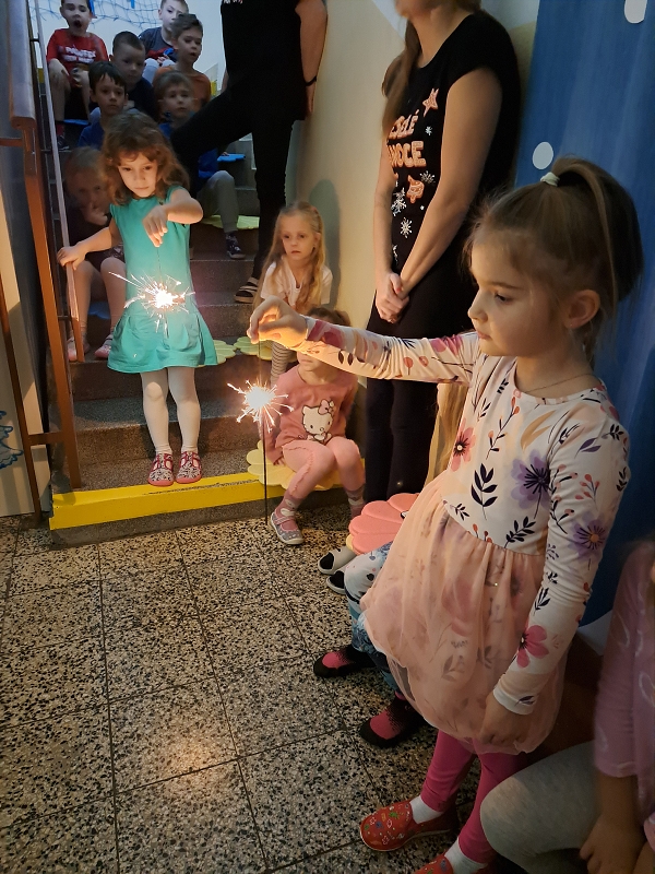 Vánoční zpívání na schodech