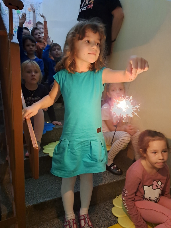 Vánoční zpívání na schodech