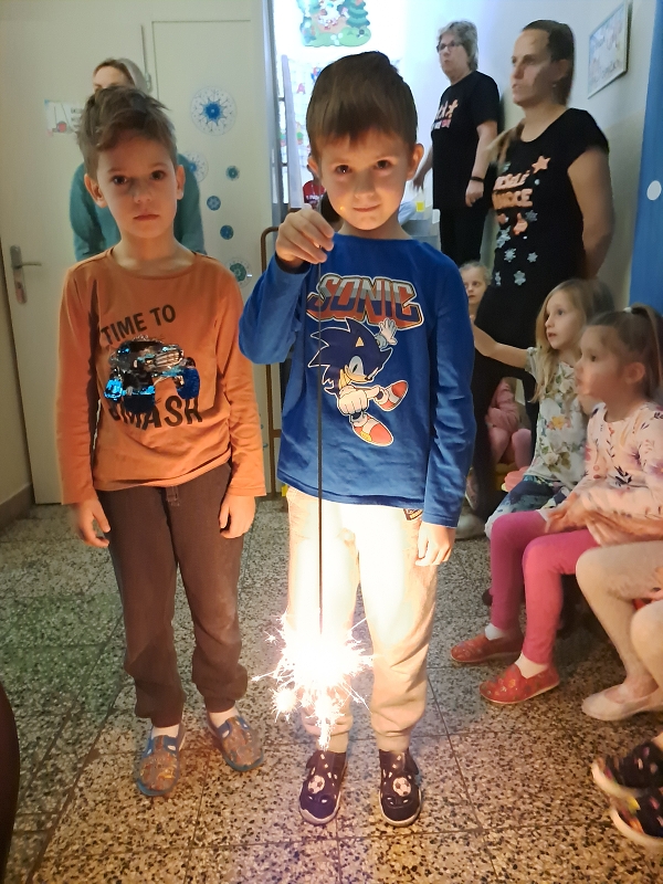 Vánoční zpívání na schodech