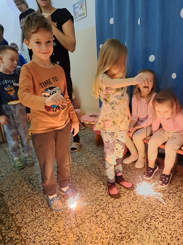 Vánoční zpívání na schodech