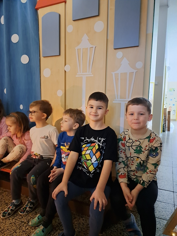 Vánoční zpívání na schodech