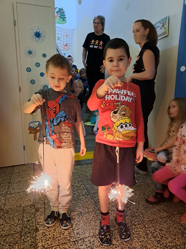 Vánoční zpívání na schodech