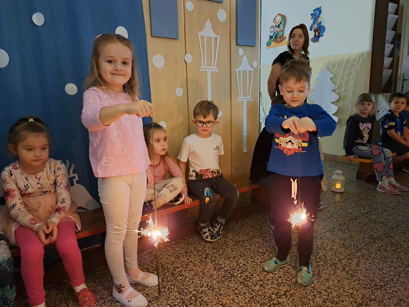 Vánoční zpívání na schodech