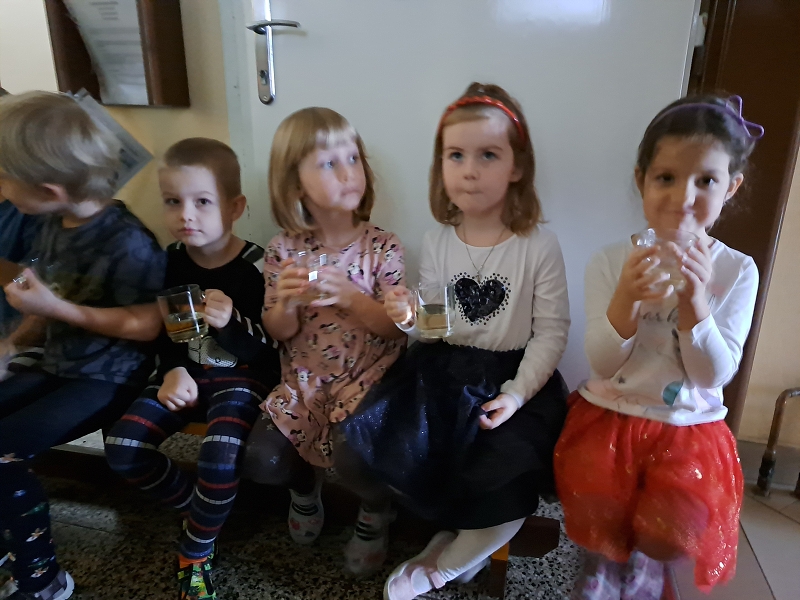 Vánoční zpívání na schodech