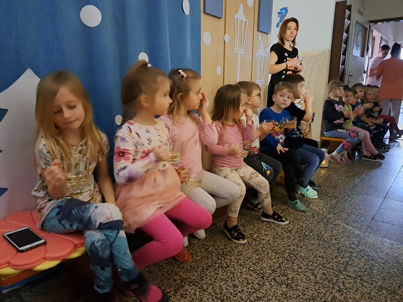 Vánoční zpívání na schodech