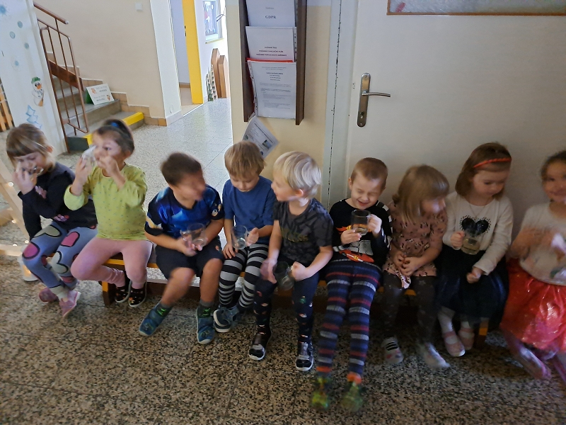 Vánoční zpívání na schodech